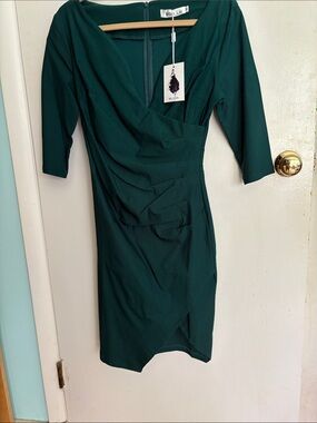 Muxxn Emerald Green V‑Neck Ruched Midi Dress